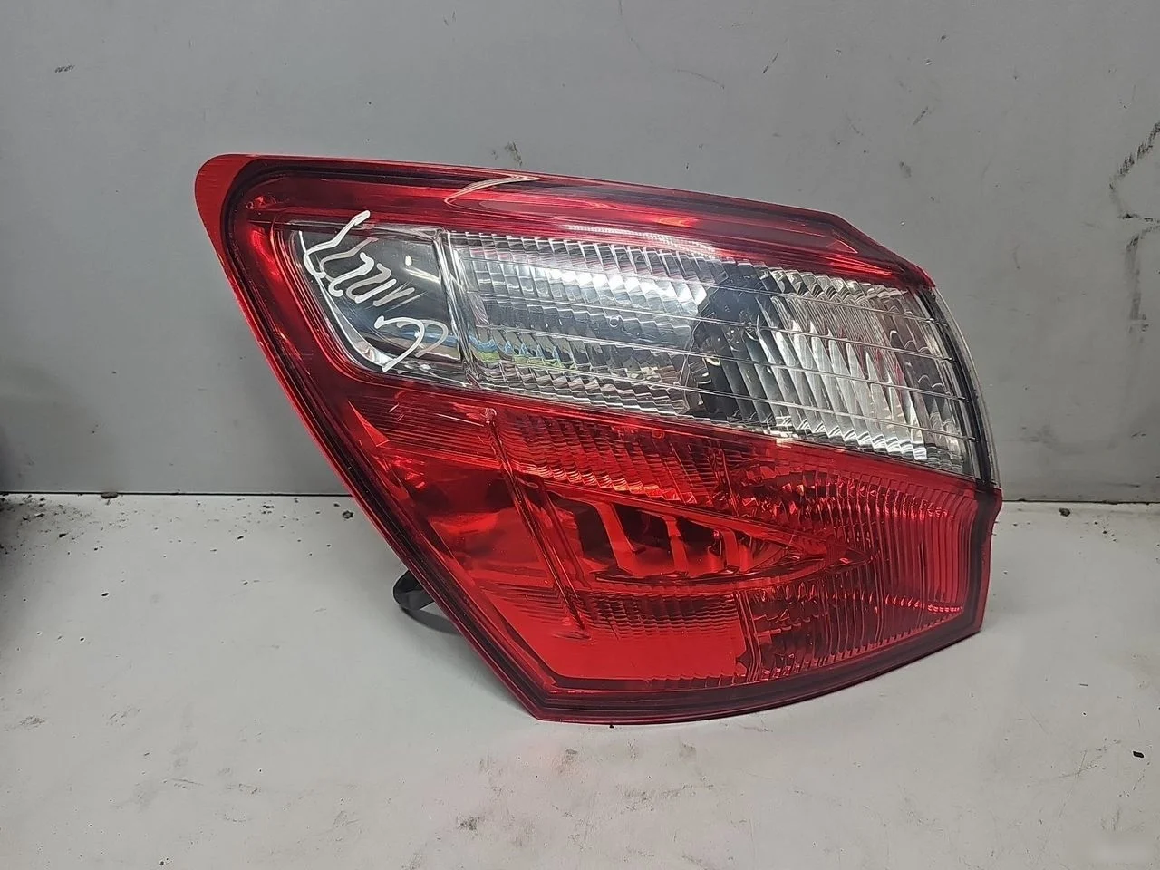 Фонарь задний наружный левый Nissan Qashqai I рестайлинг (2010—2013)