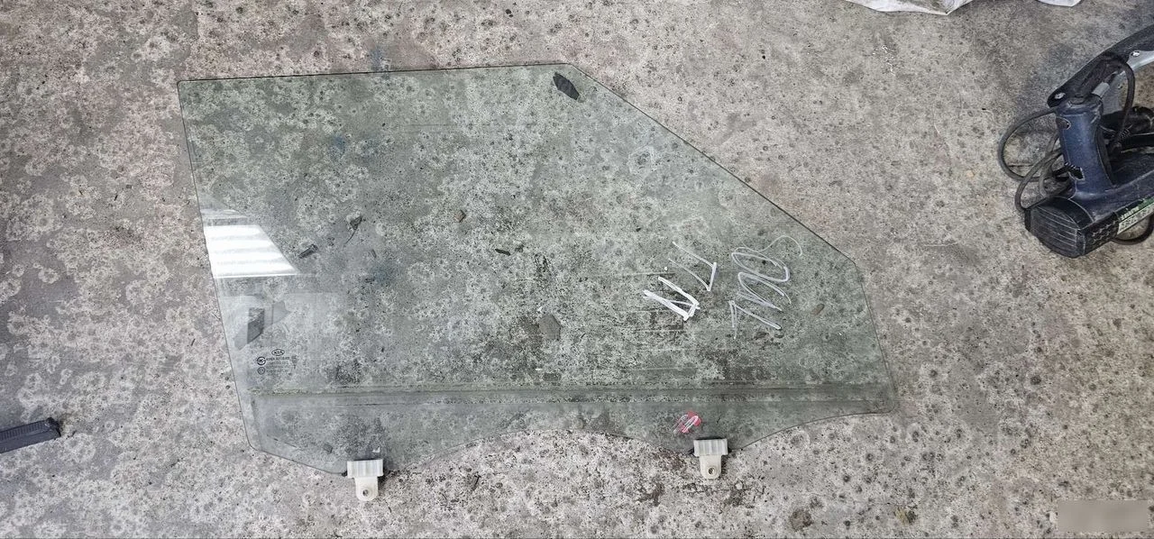 Стекло двери переднее правое Kia Soul I рестайлинг (2011—2014)