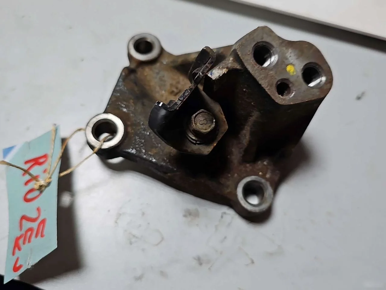 Кронштейн КПП левый Kia Rio II рестайлинг (2009—2011)