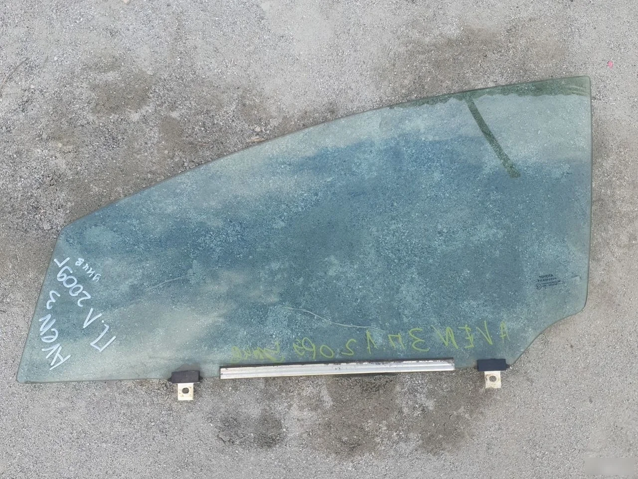 Стекло передней левой двери Toyota Avensis T270 (2008—2011)