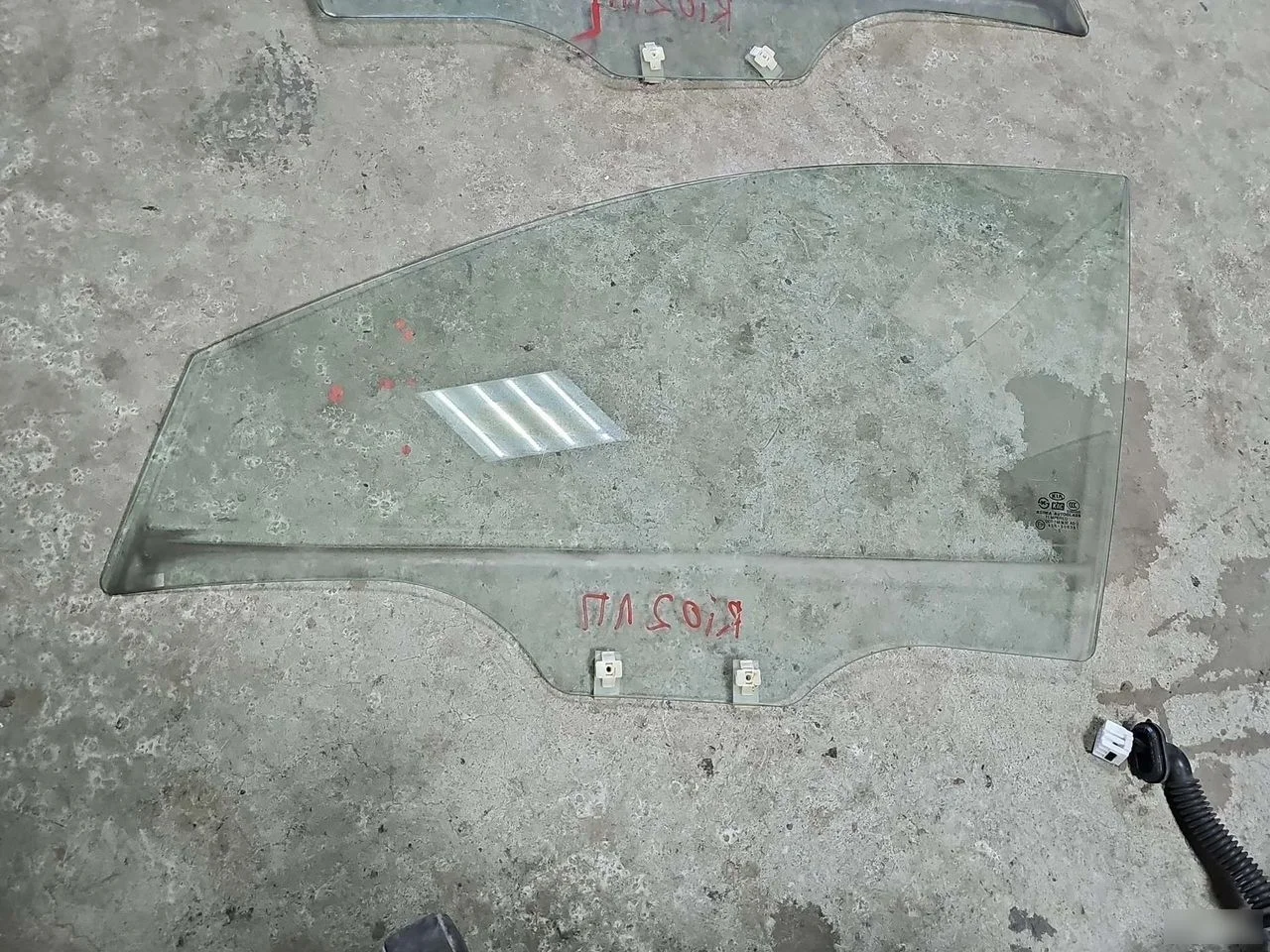 Стекло двери переднее левое Kia Rio II (2005—2009)
