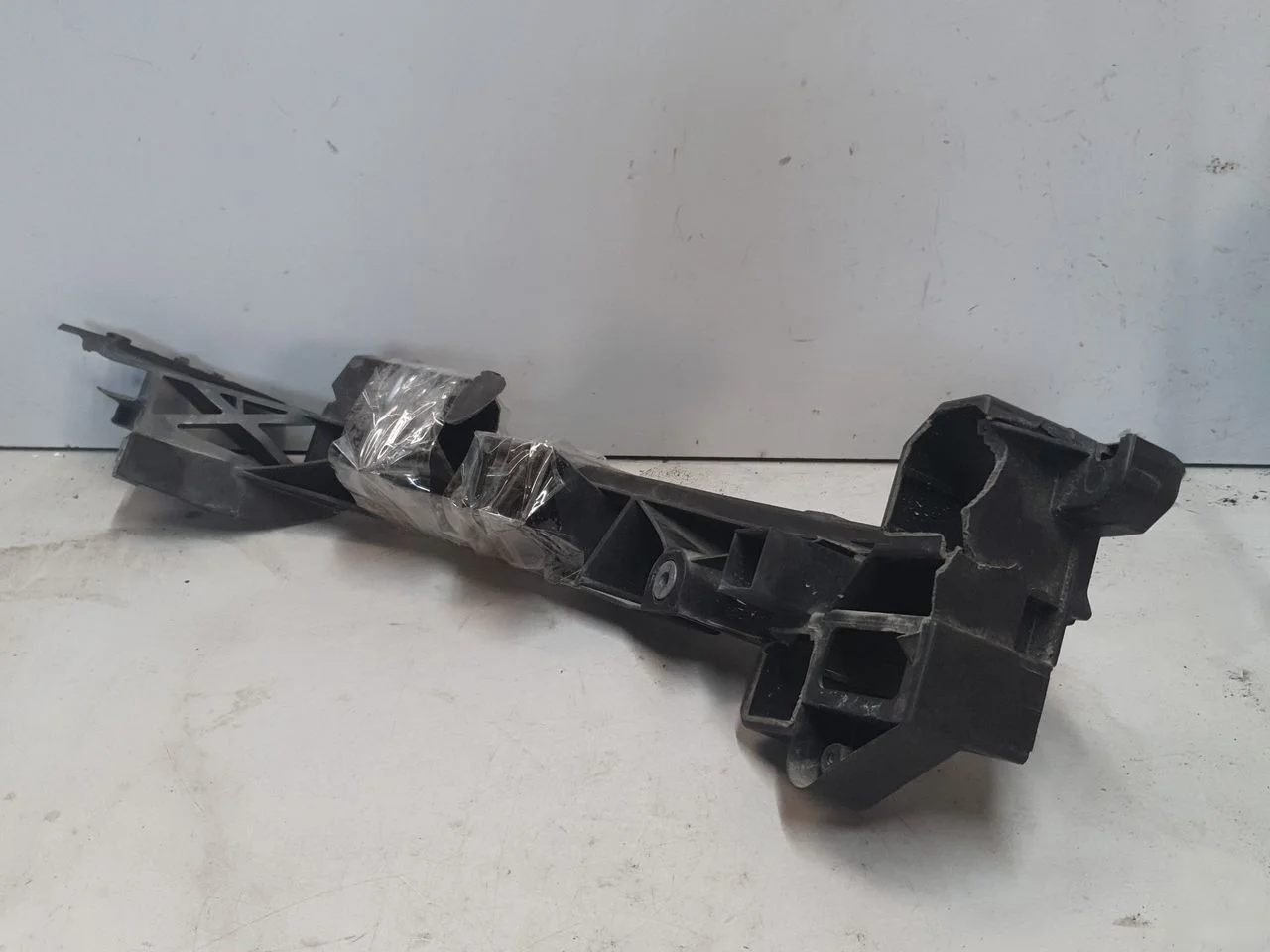 Кронштейн фары левый (с дефектом) Audi RS Q3 8U (2013—2015)