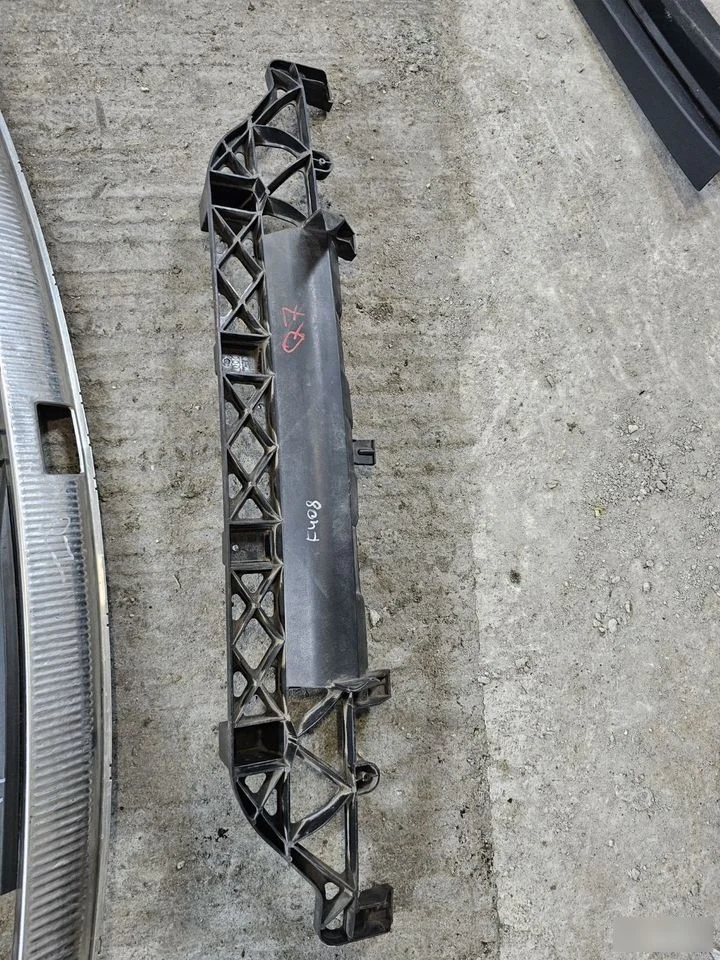 Кронштейн заднего бампера средний Audi Q7 4L рестайлинг (2009—2015)