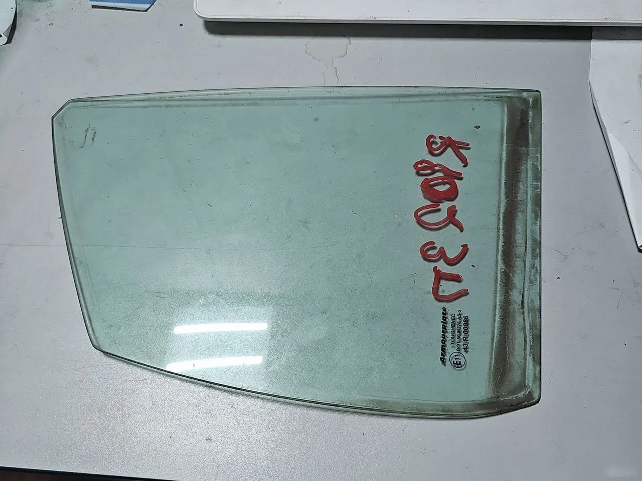 Стекло заднее правое глухое Kia Rio II (2005—2009)