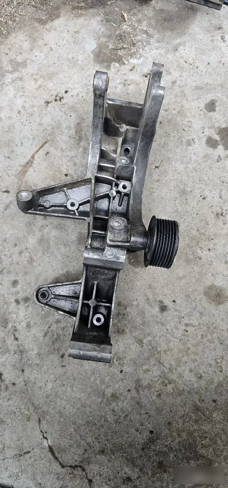 Кронштейн генератора Audi Q7 4L (2005—2009)