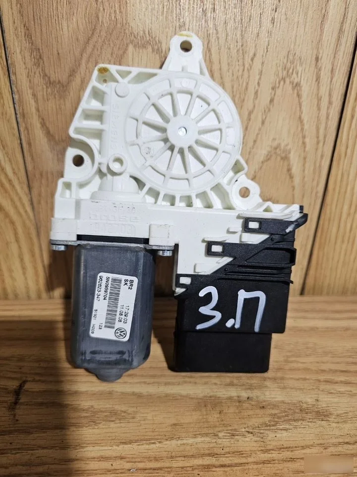 Моторчик стеклоподъемника задний Volkswagen Tiguan I (2007—2011)