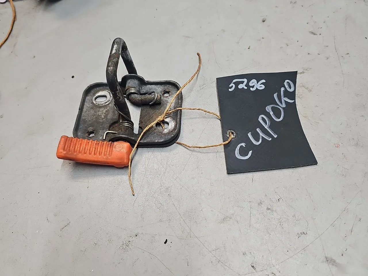 Крючок капота Volkswagen Jetta VI (2010—2015)