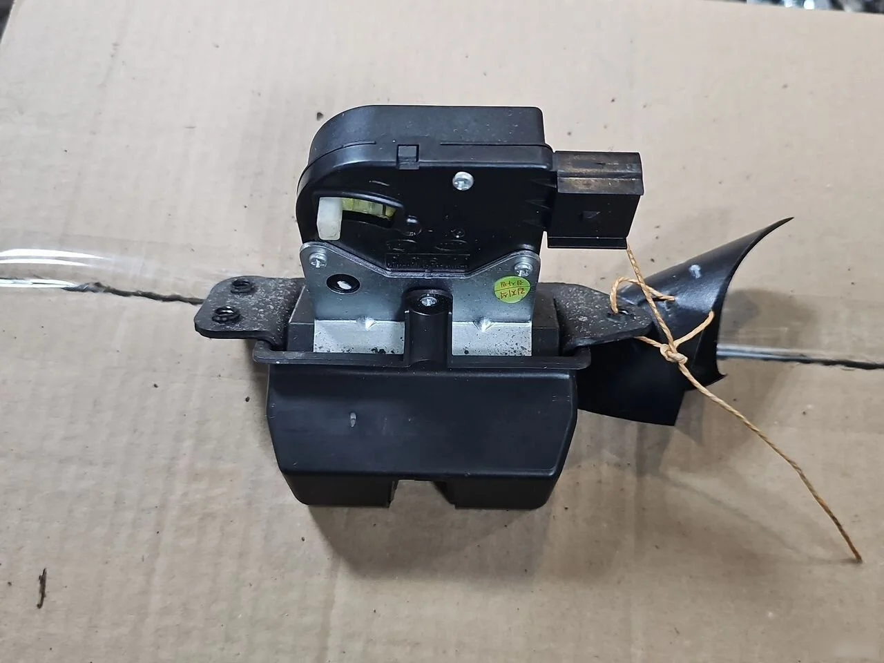 Замок багажника Kia Sorento II рестайлинг (2012—2021)