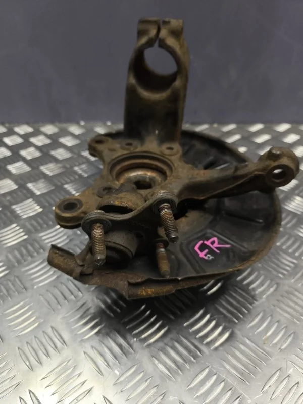 Кулак передний правый volkswagen Golf 2012 1K0407256AA 6 CCZ