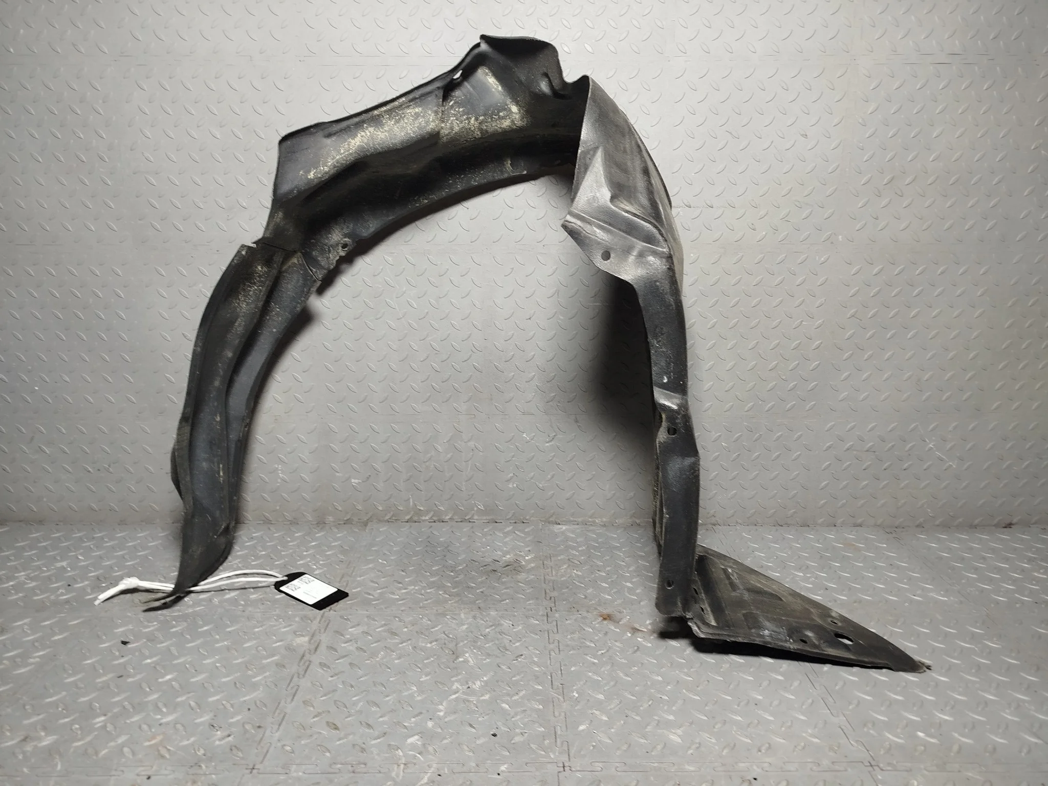 ПОДКРЫЛОК MITSUBISHI ПЕРЕД ЛЕВО MN150111