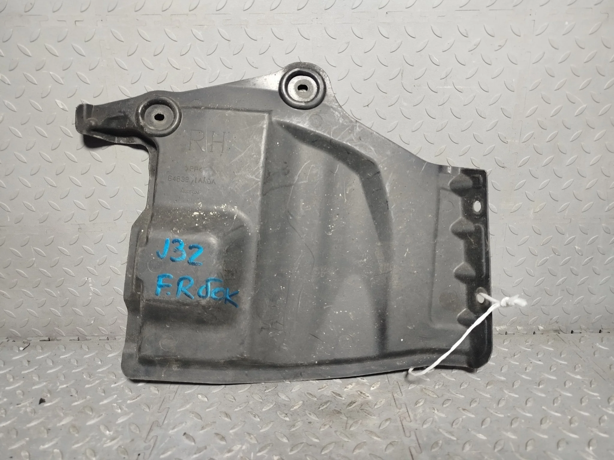 ЗАЩИТА ДВС NISSAN ПЕРЕД ПРАВО 648381AA0A