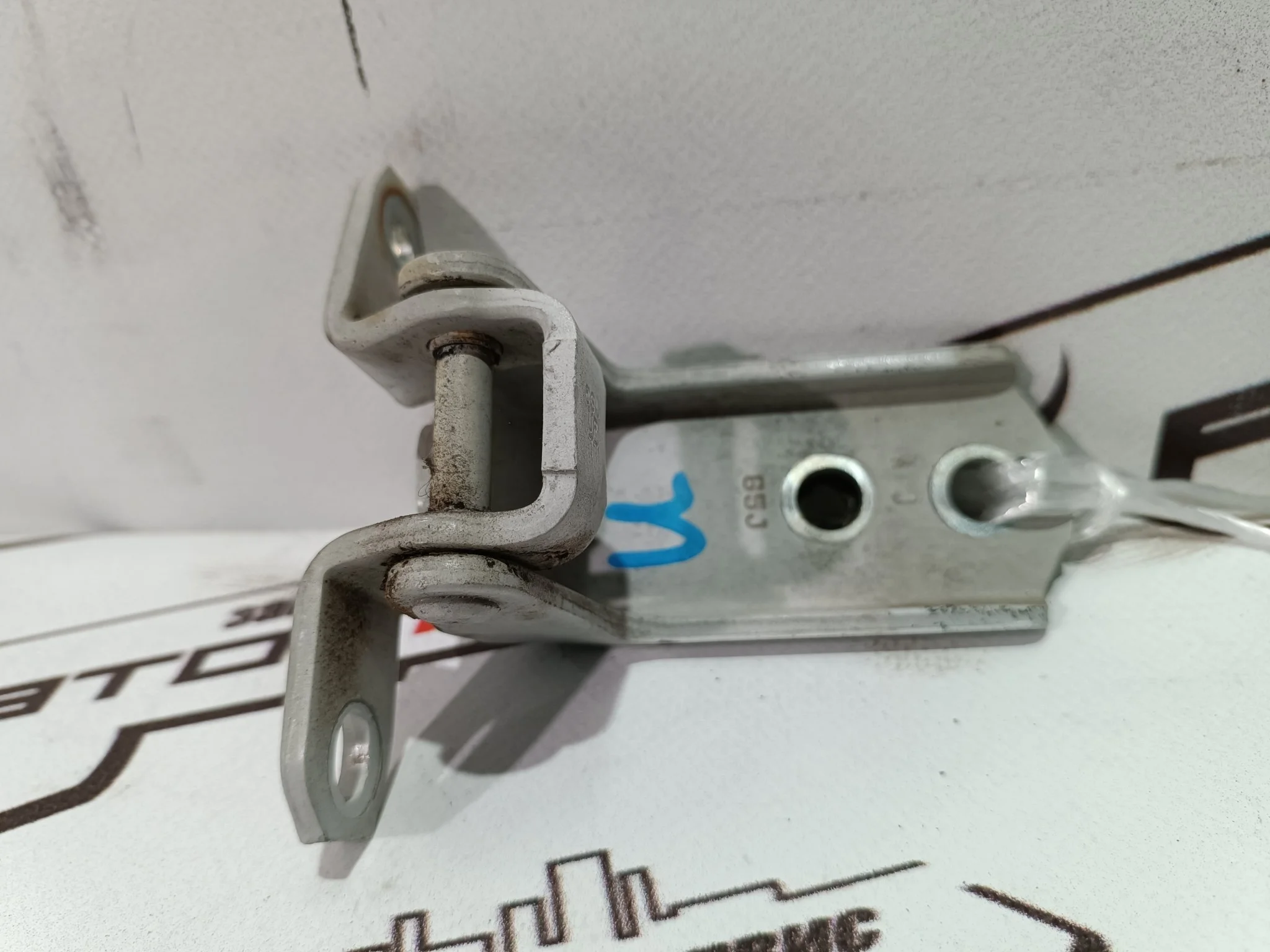 ПЕТЛЯ ДВЕРИ SUZUKI ПЕРЕД ПРАВО ВЕРХ 6931065J00