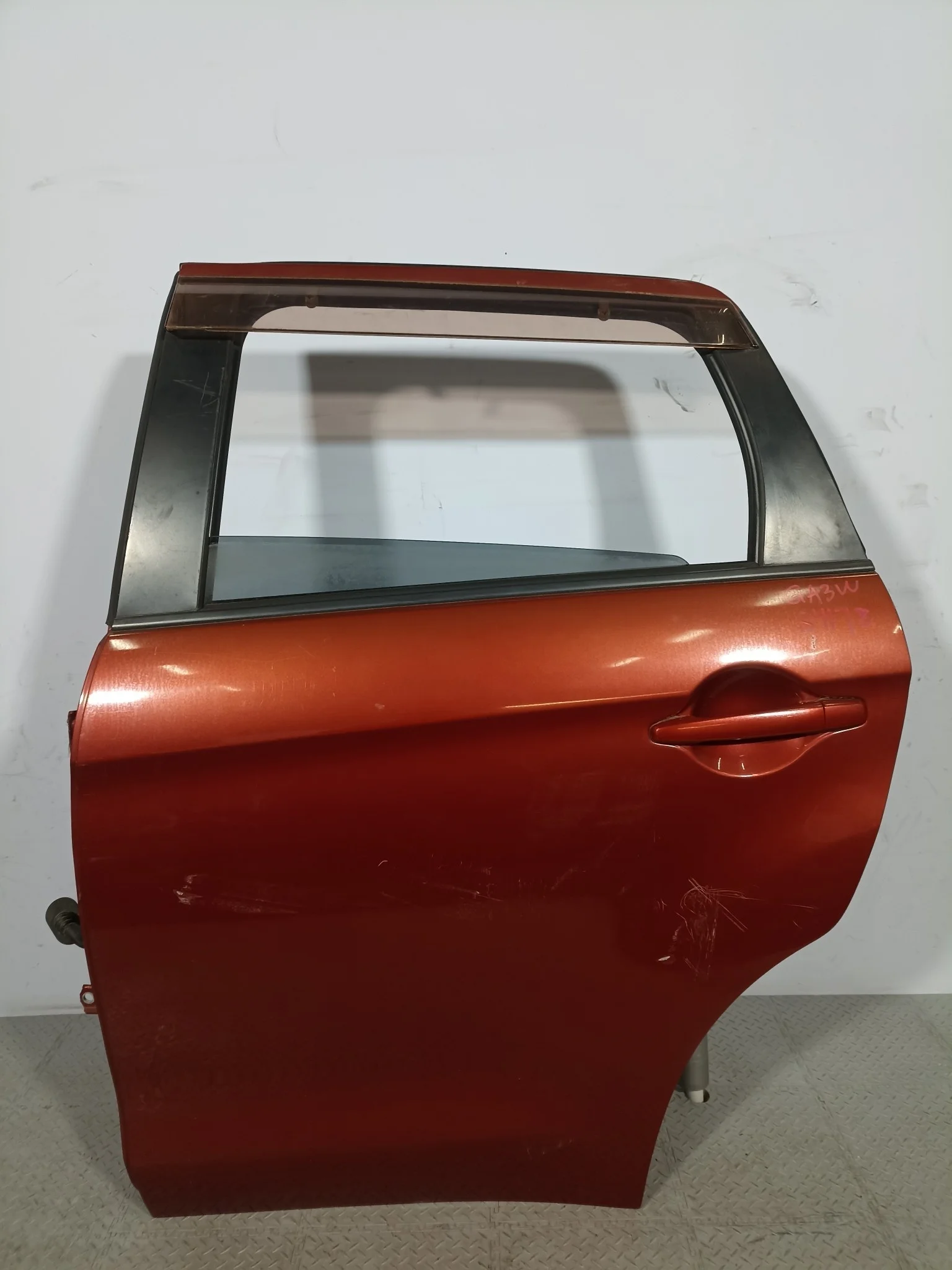 ДВЕРЬ MITSUBISHI 5730A977 ЗАД ЛЕВО красный, P26 S4178