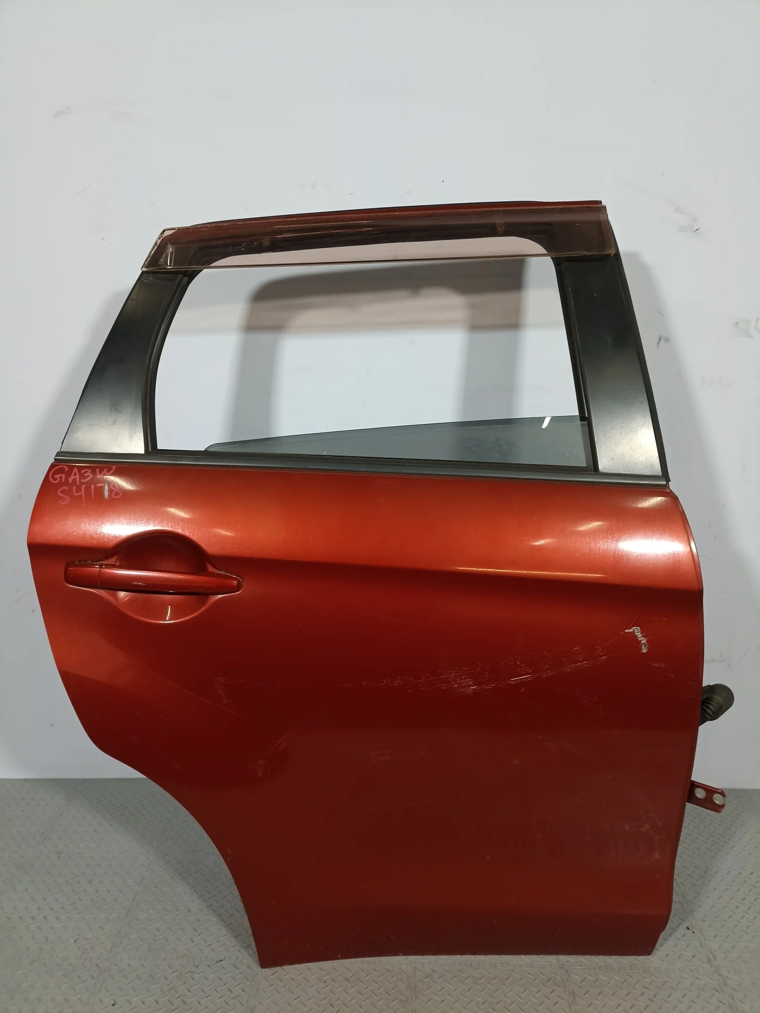 ДВЕРЬ MITSUBISHI 5730A978 ЗАД ПРАВО красный, P26 S4178