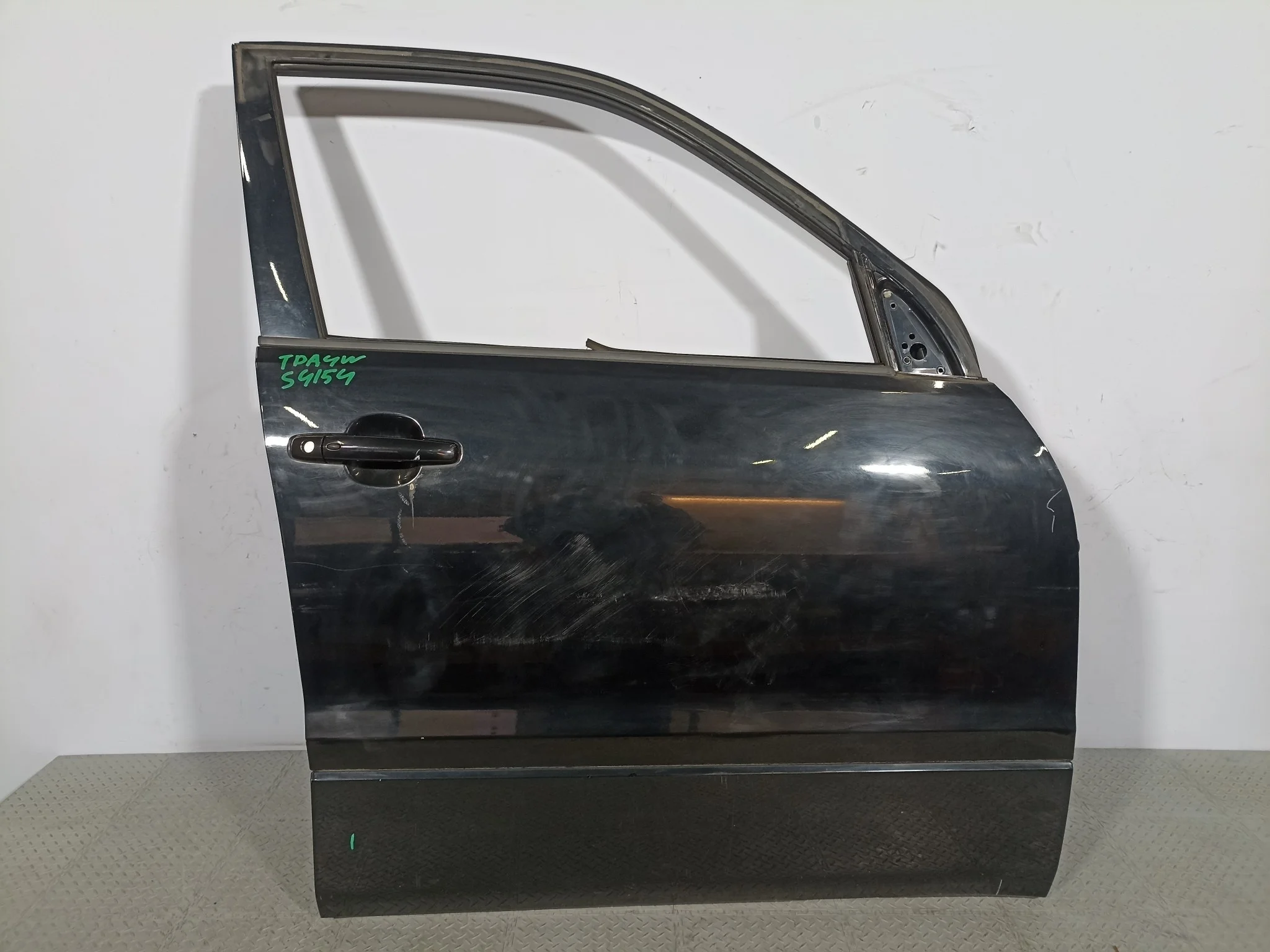 ДВЕРЬ SUZUKI ESCUDO GRAND VITARA 6800165841 ПЕРЕДНЯЯ ПРАВАЯ черный, ZJ3 S4154