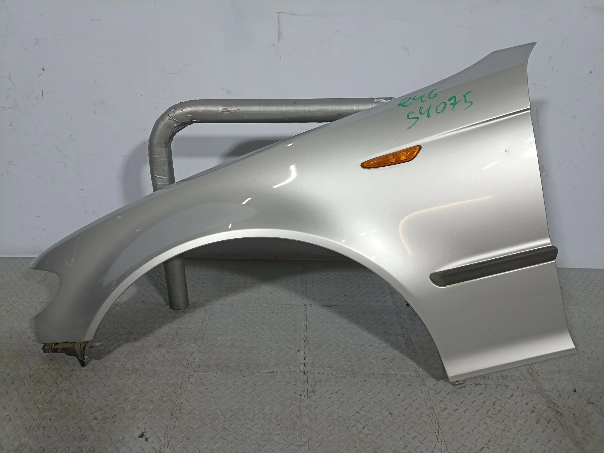 КРЫЛО BMW 41357042323 ПЕРЕД ЛЕВО серебро, 354 S4075