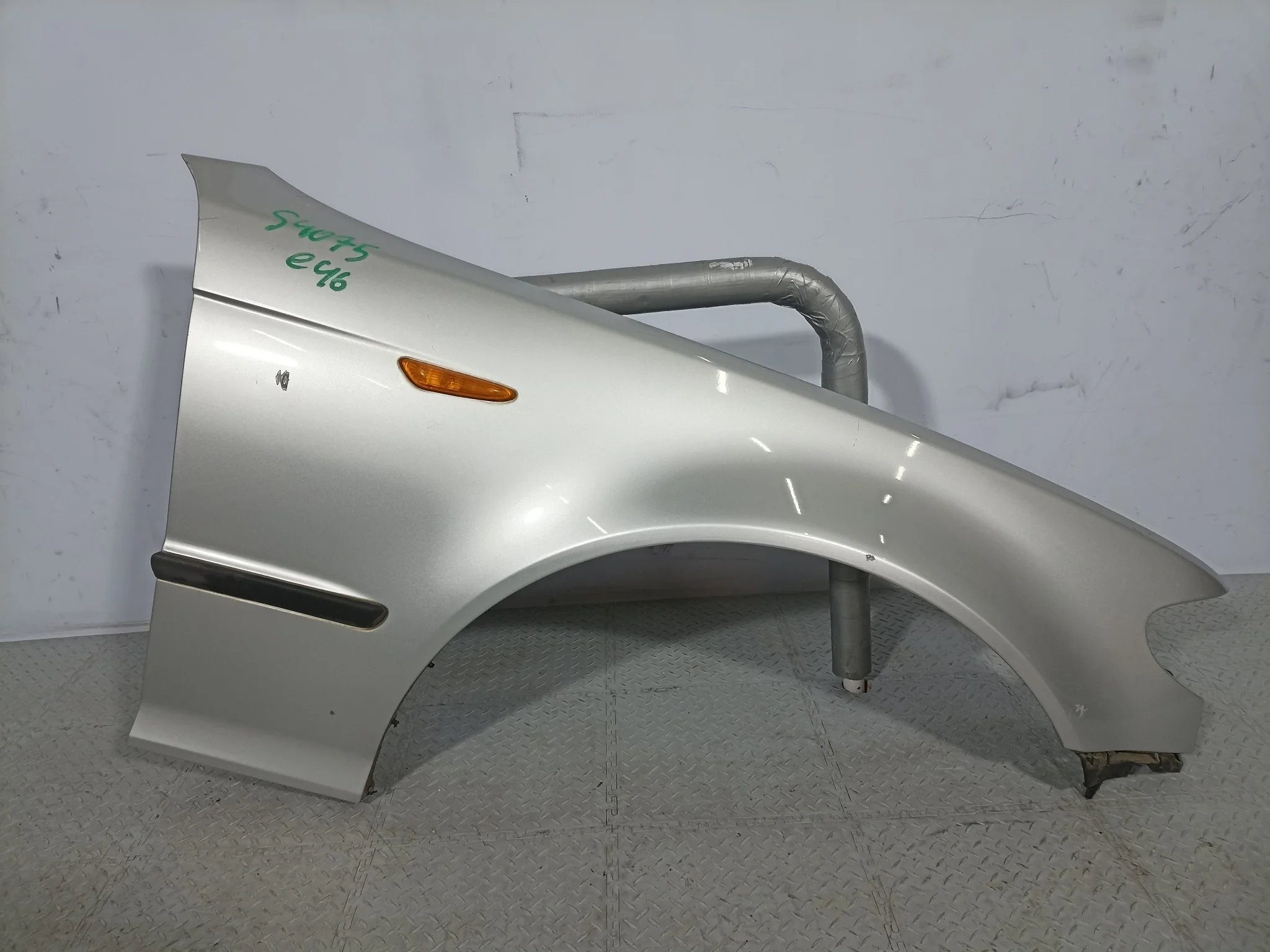 КРЫЛО BMW 41357042324 ПЕРЕД ПРАВО серебро, 354 S4075