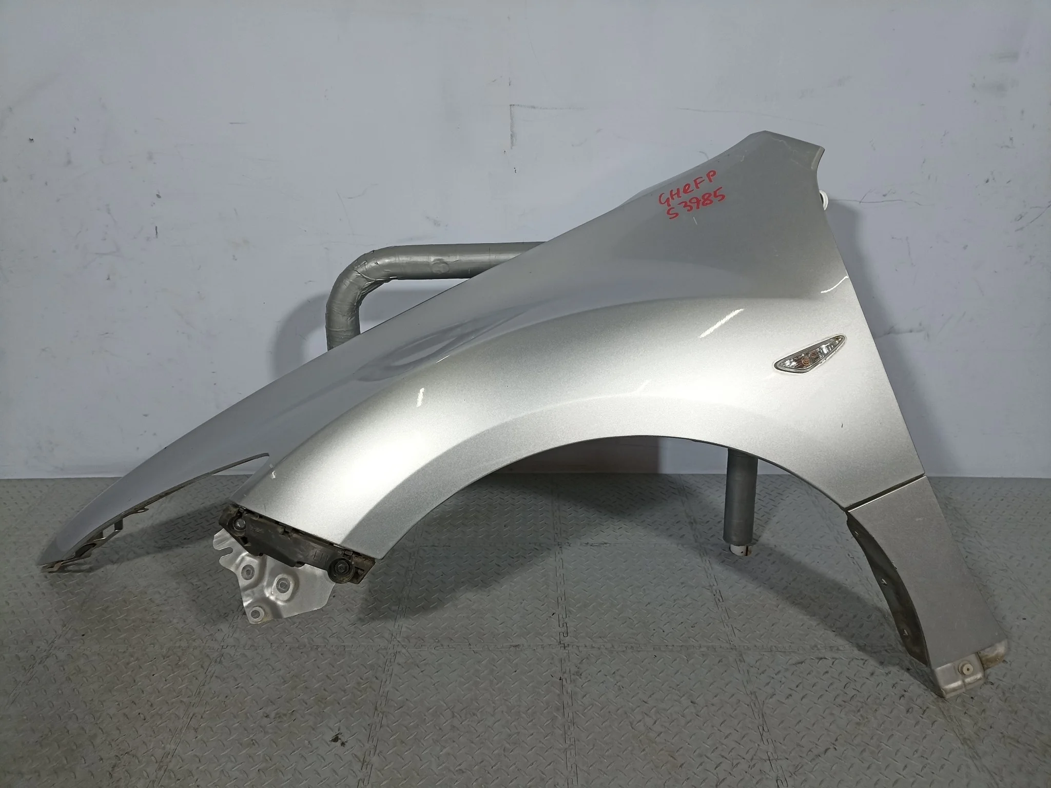 КРЫЛО MAZDA GS1D52210C ПЕРЕД ЛЕВО серебро, 22V S3985