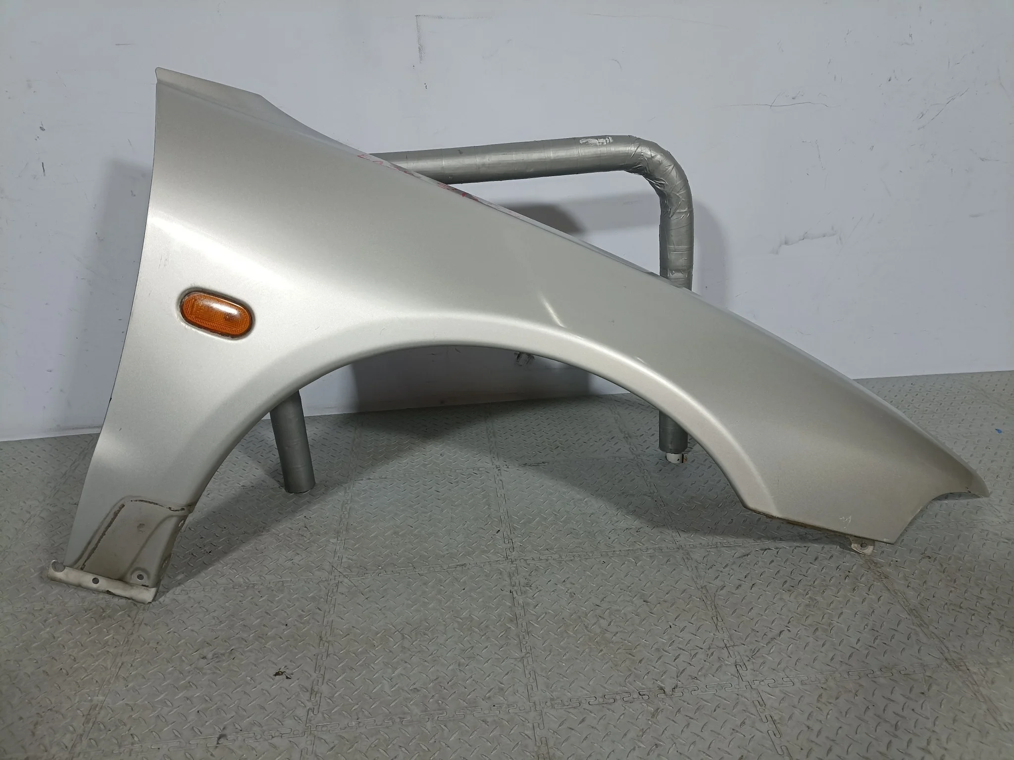 КРЫЛО MITSUBISHI MR273256 ПЕРЕД ПРАВО серебро, A69 S4255