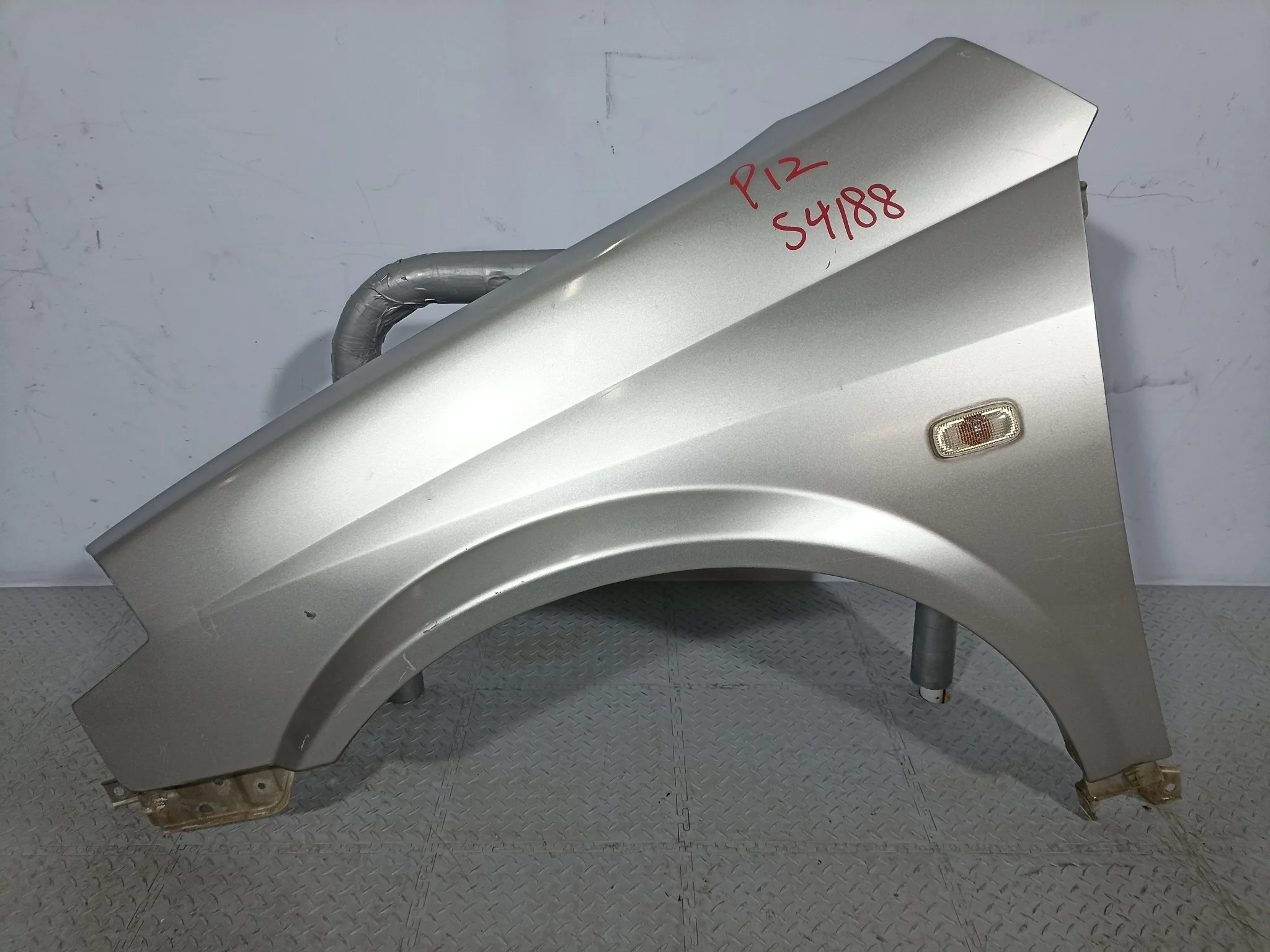 КРЫЛО NISSAN 63101AU030 ПЕРЕД ЛЕВО серебро, KY0 S4188