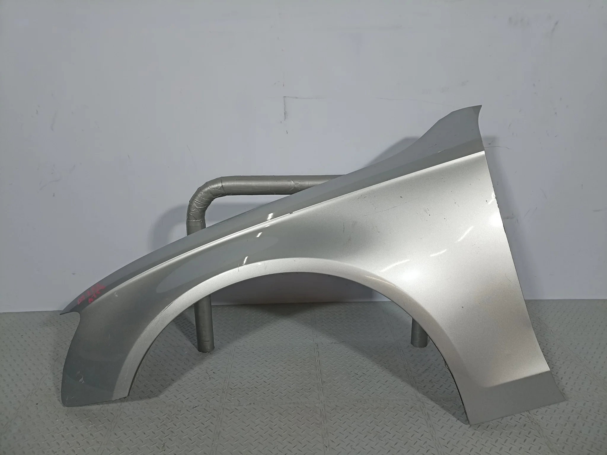 КРЫЛО AUDI 8K0821105J ПЕРЕД ЛЕВО серебро DY733