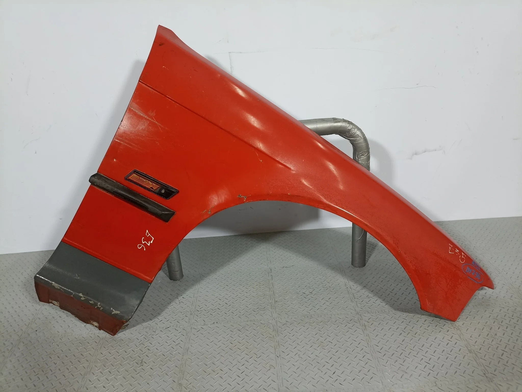 КРЫЛО BMW 41358215272 ПЕРЕД ПРАВО красный DY736