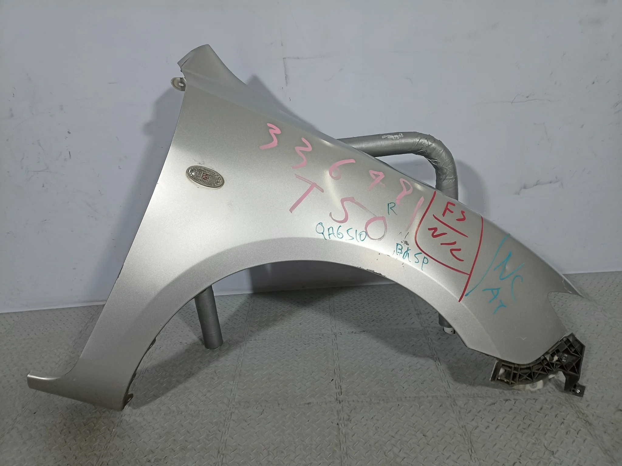 КРЫЛО MAZDA BN8V52111D ПЕРЕД ПРАВО серебро, 22V QA6510