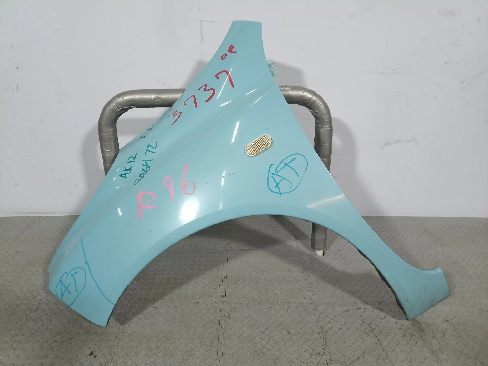 КРЫЛО NISSAN 63101AX030 ПЕРЕД ЛЕВО голубой, B41 QA6472