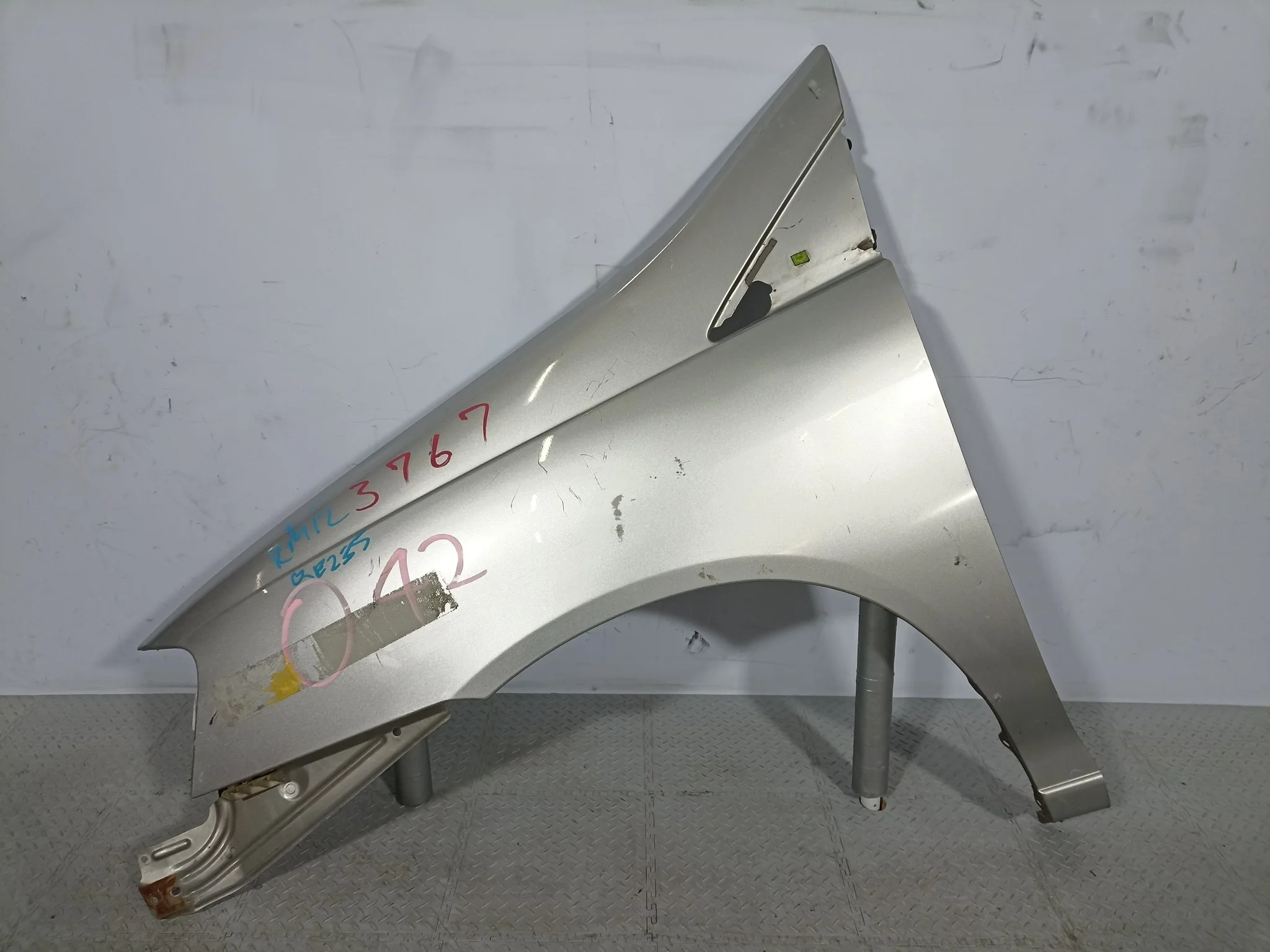 КРЫЛО NISSAN 63101WF700 ПЕРЕД ЛЕВО серебро, KY0 QE235