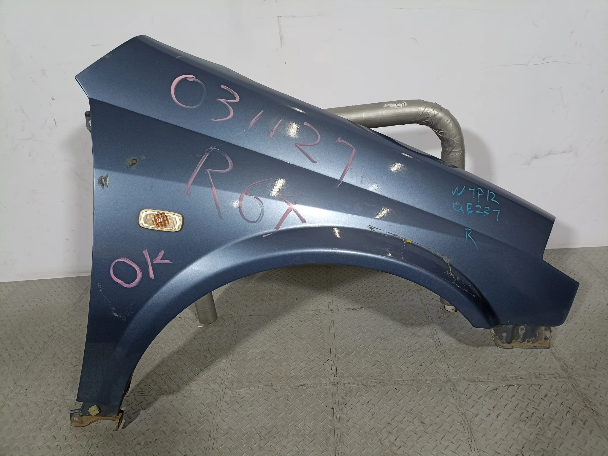 КРЫЛО NISSAN 63100AU030 ПЕРЕД ПРАВО синий, BV6 QE237