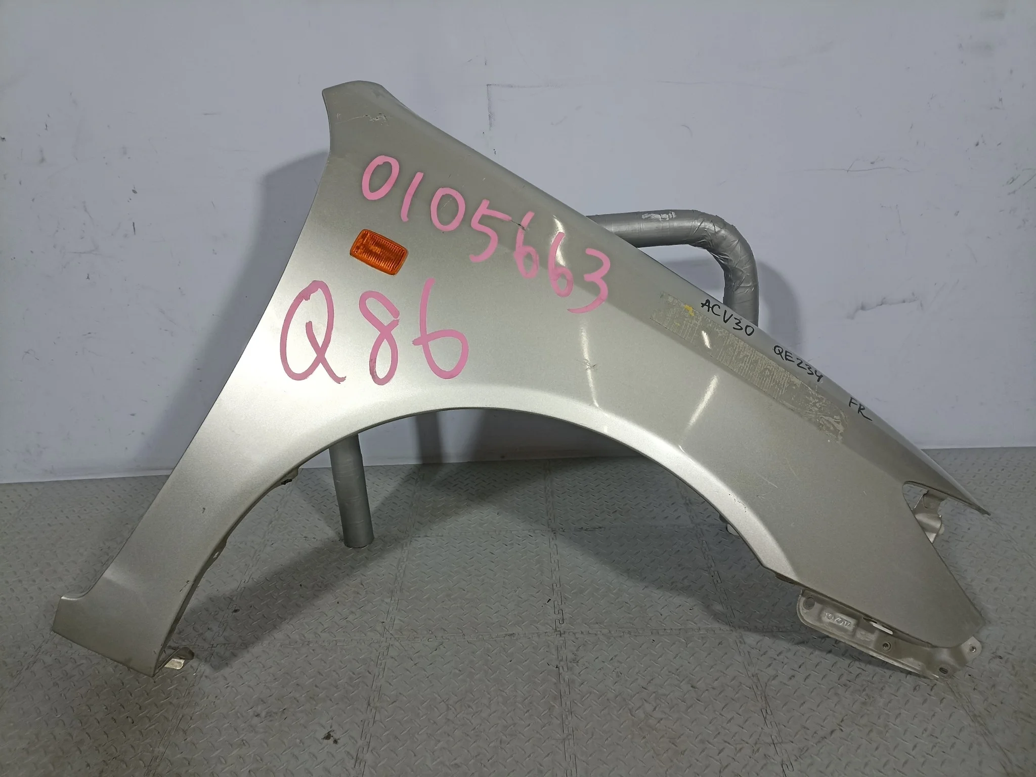 КРЫЛО TOYOTA DAIHATSU 5380133100 ПЕРЕД ПРАВО серебро, 1C8 QE234