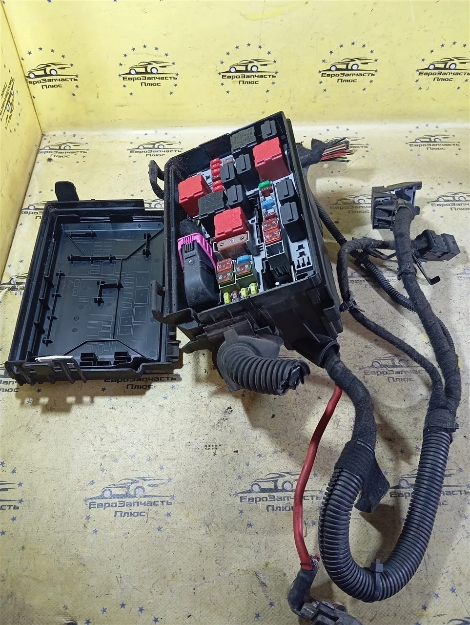 Блок предохранителей Ford Focus 2 1223183