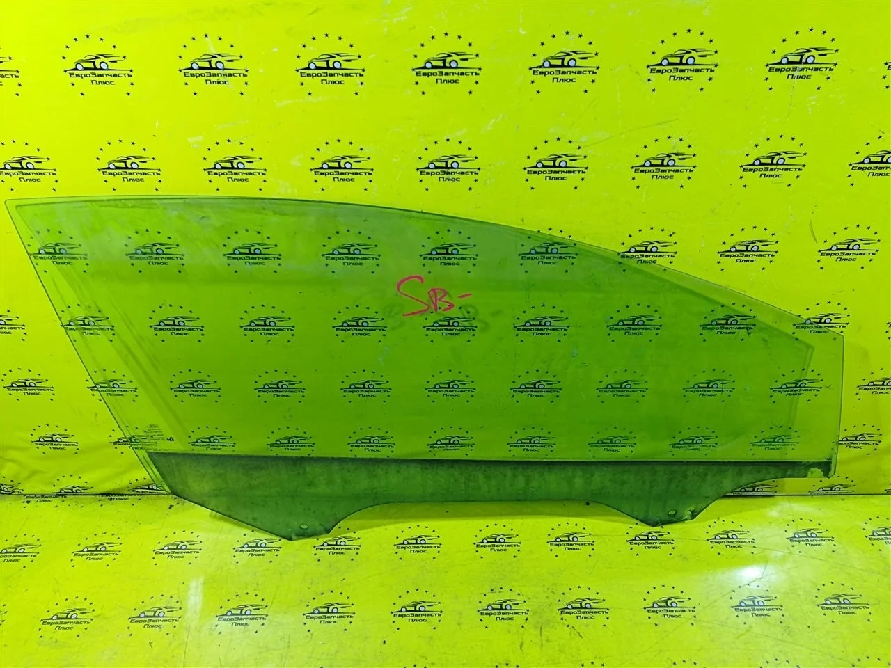 Стекло двери Ford Fiesta 6 1680515 MK6, переднее правое