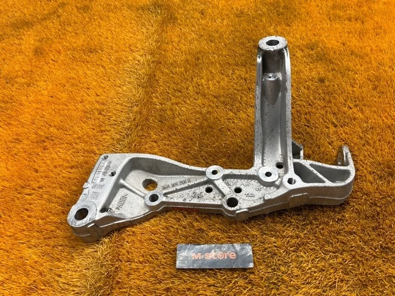 Кронштейн рычага Audi A3 2010 1K0199295F 8P CAXC, передний левый