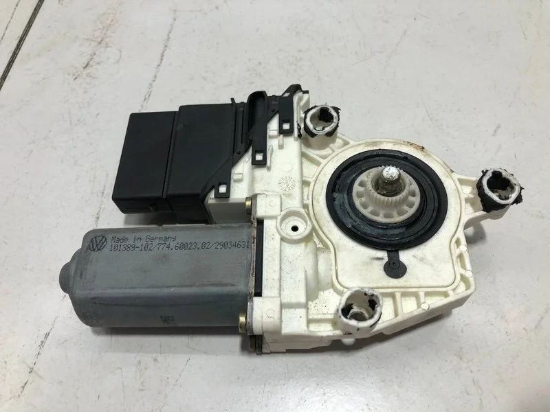 Моторчик стеклоподъемника задний левый Volkswagen