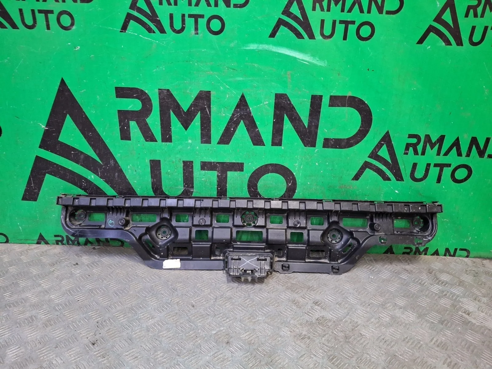 Кронштейн бампера центральный BMW X6 2019-нв G06