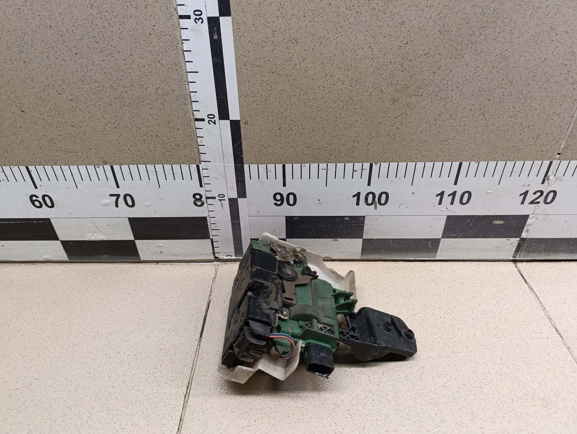 Замок двери передней левой Passat [B5] 2000-2005