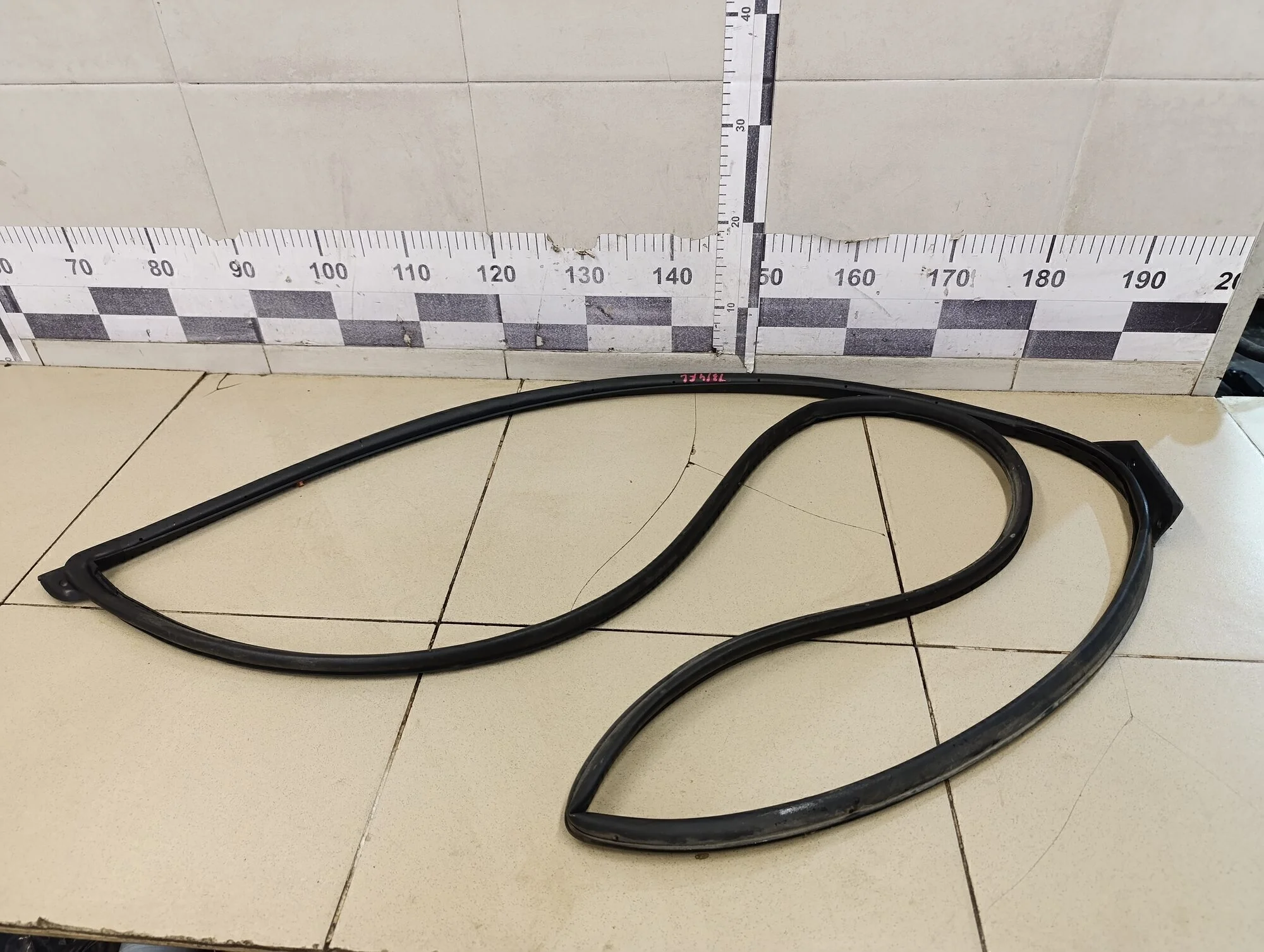 Уплотнитель двери Solaris 2010-2017