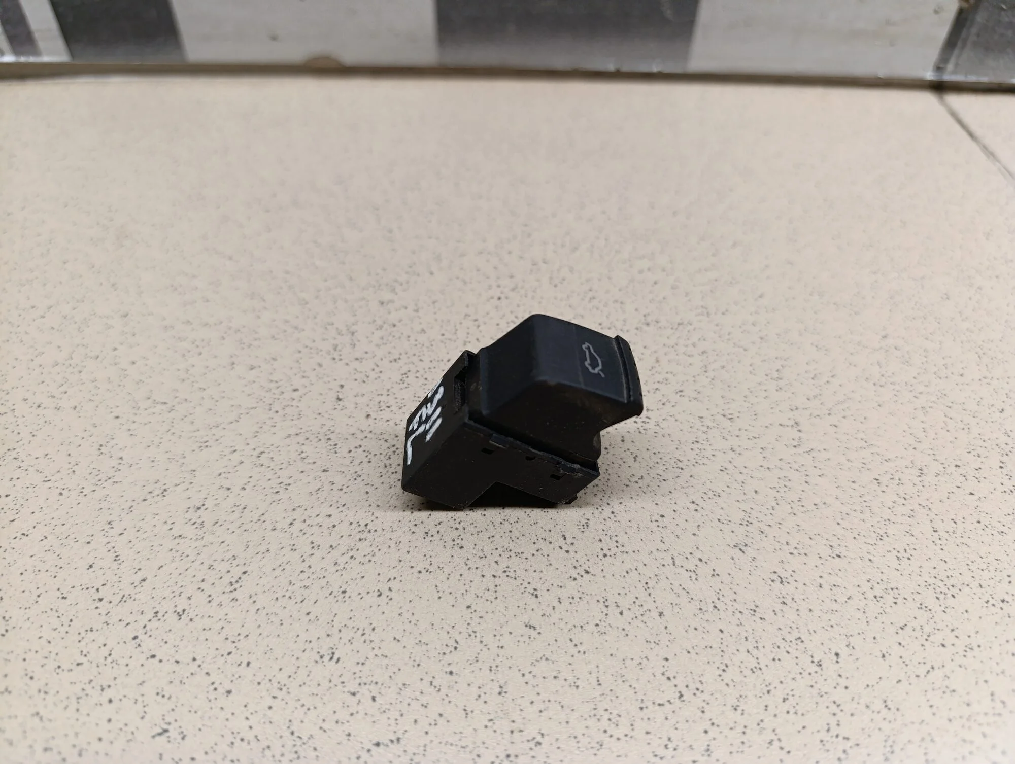 Кнопка открывания багажника Passat [B5] 2000-2005