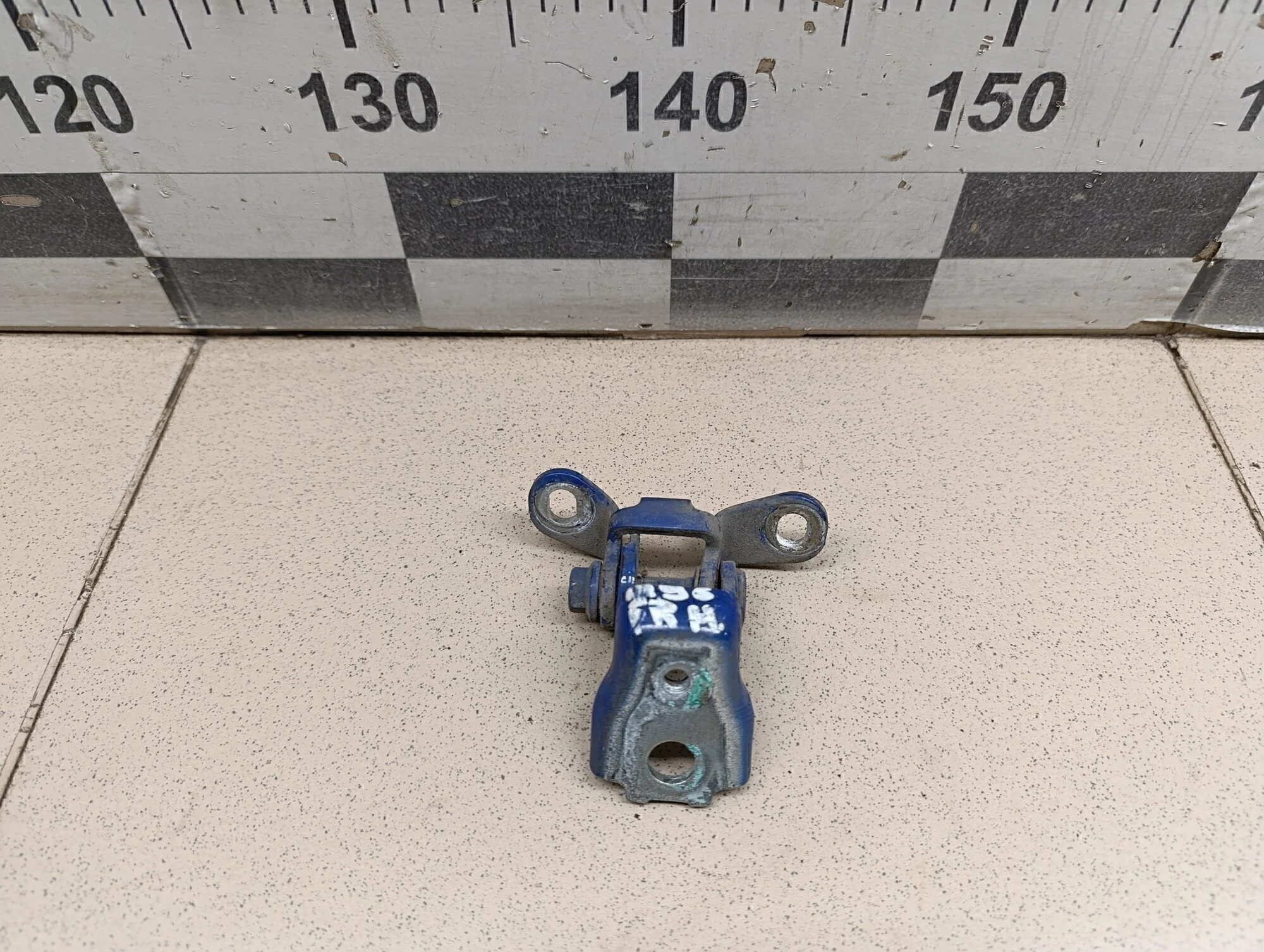 Петля двери Fabia 2007-2015