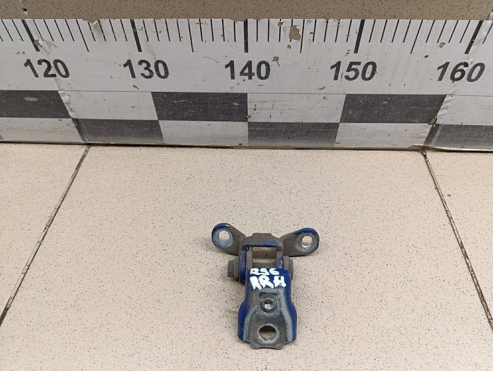 Петля двери Fabia 2007-2015