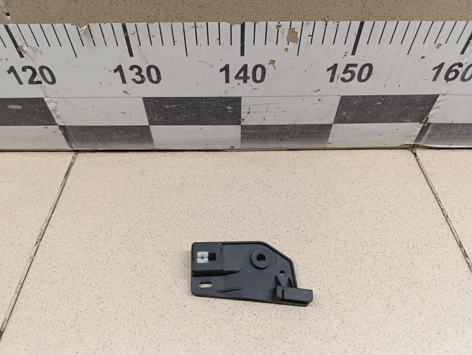 Кронштейн ручки открывания капота Fabia 1999-2006