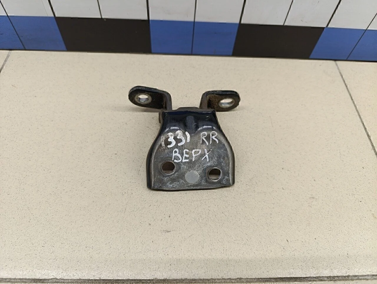 Петля двери задней правой верхняя Tucson 2004-2010