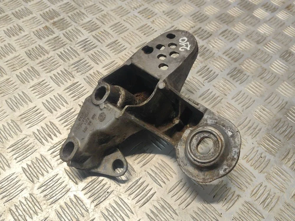 Кронштейн двигателя левый Volkswagen Passat B5+