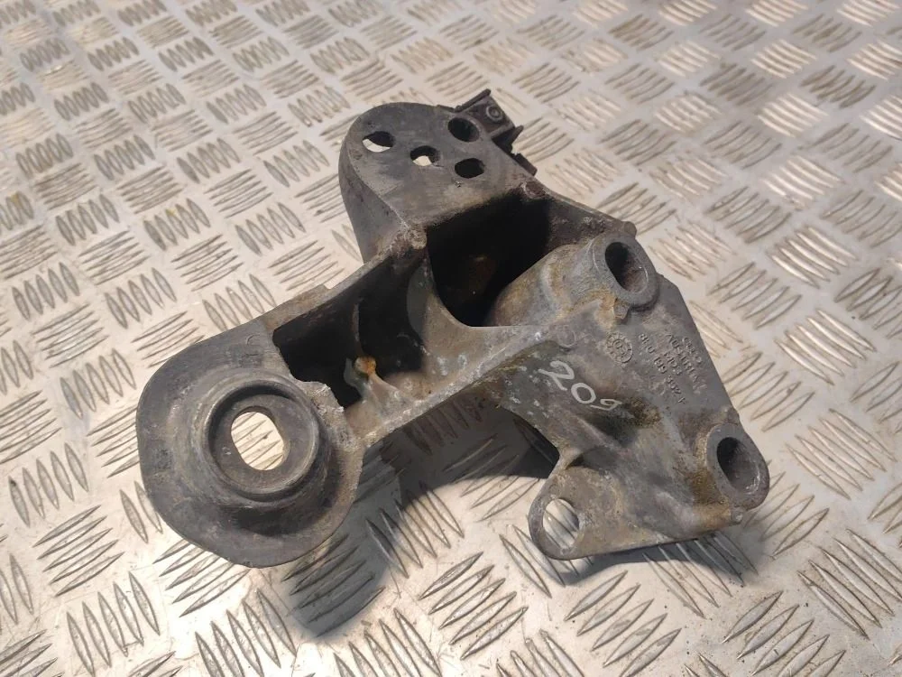 Кронштейн опоры двигателя правый VW Passat B5+