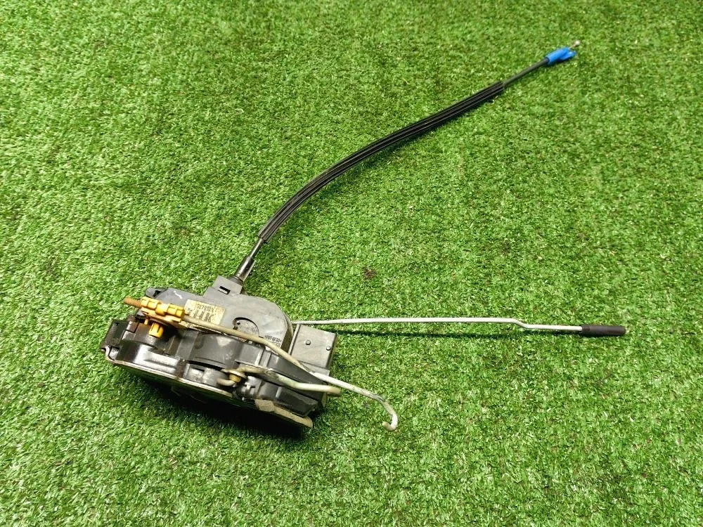 Замок двери передней левой Chevrolet Cruze