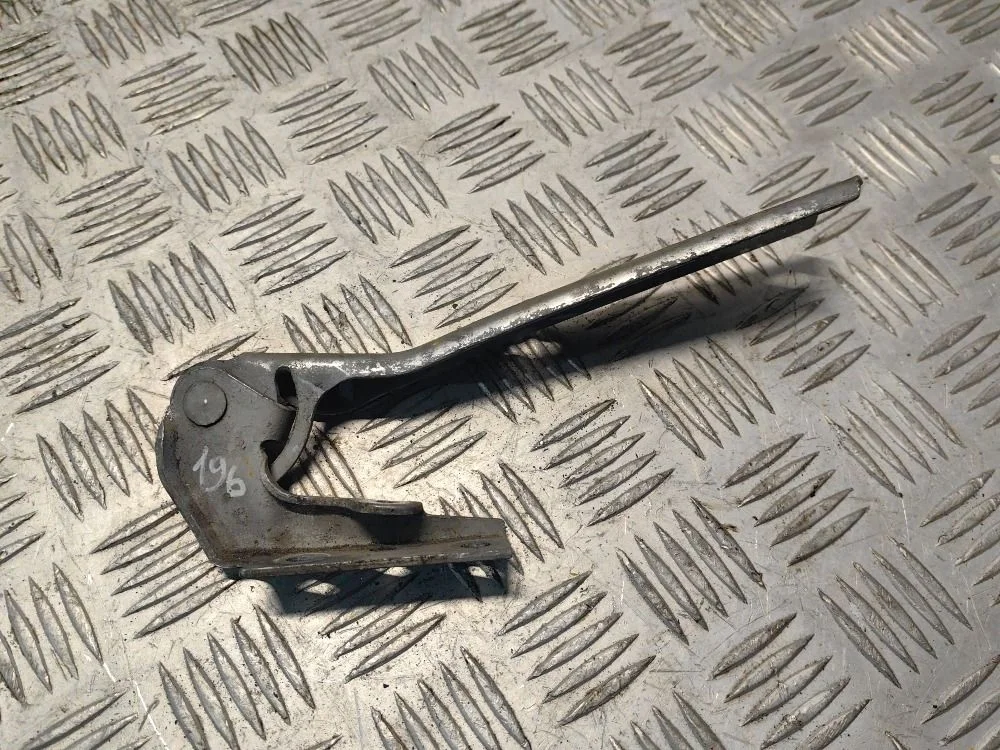 Петля капота правая Volkswagen Passat B5+