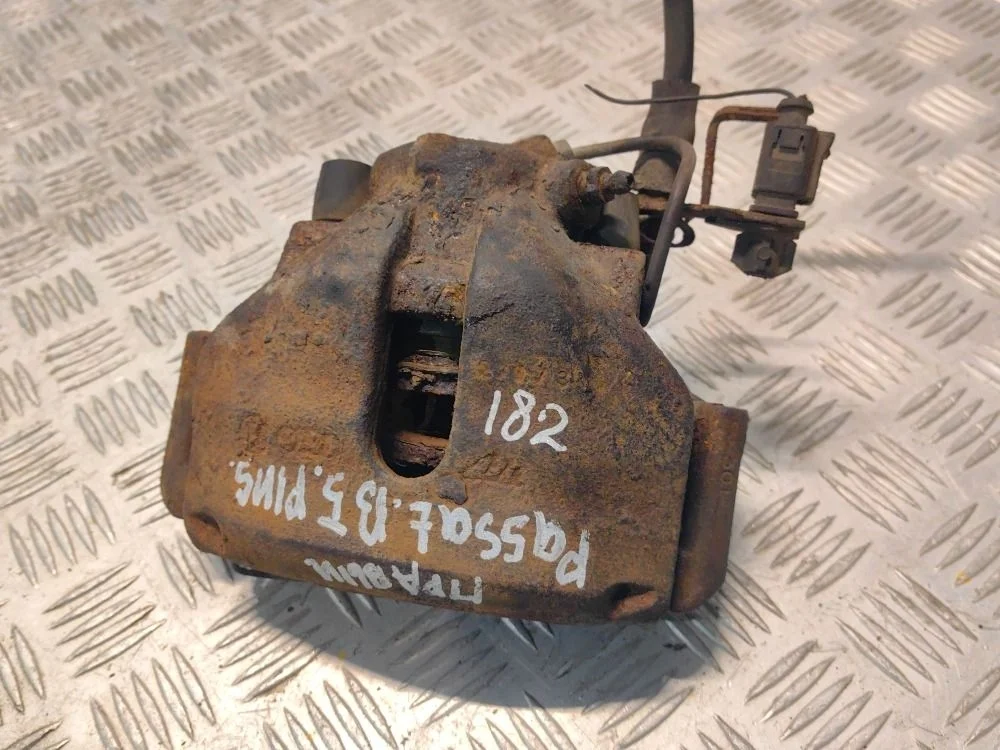 Суппорт передний правый Volkswagen Passat B5+