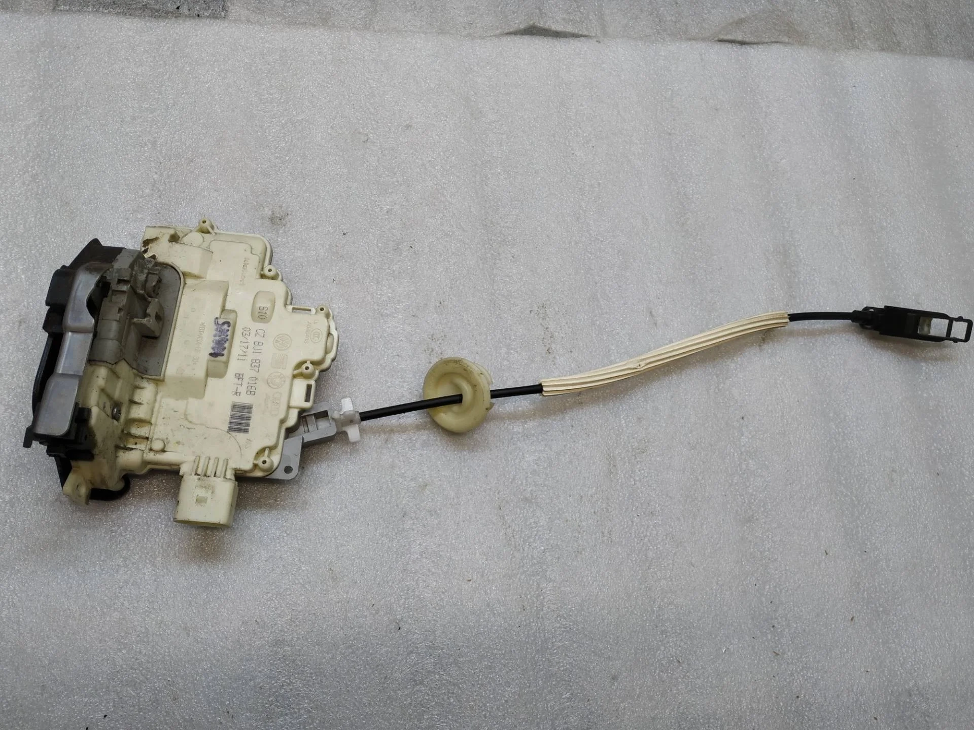 замок двери передней правой Volkswagen Touareg 2 7P6 2011