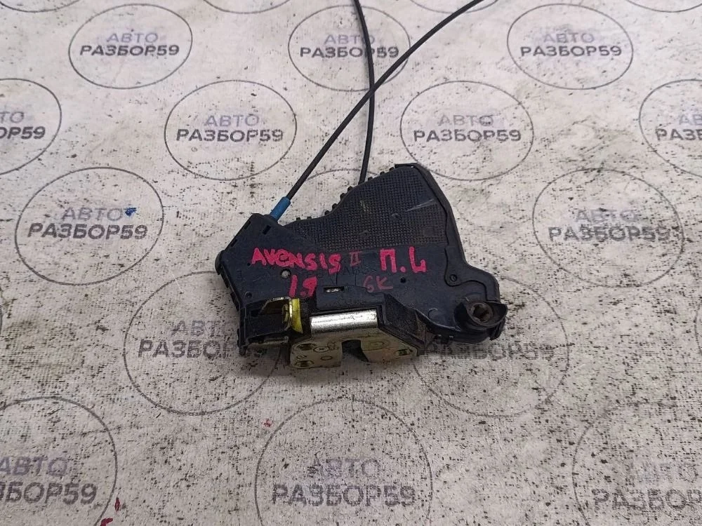 Замок двери передней левой Toyota Avensis T250 (2003—2006)